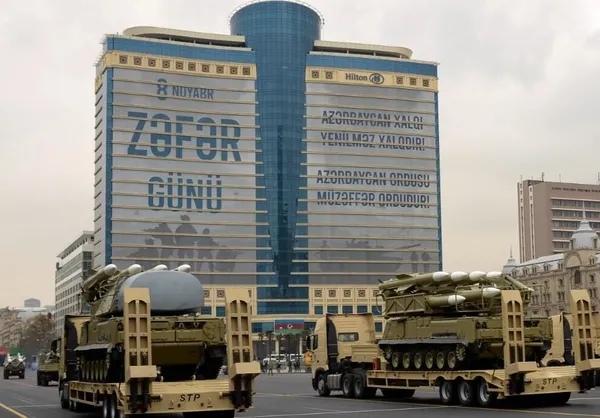Azerbaycan Zafer Günü’nü kutlarken Ermenistan’da ortalık karıştı-6