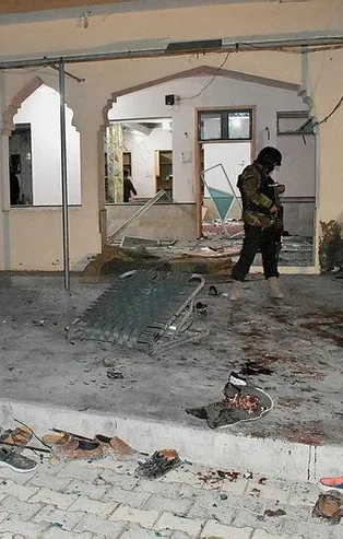 Pakistan’da camiye bombalı saldırı!