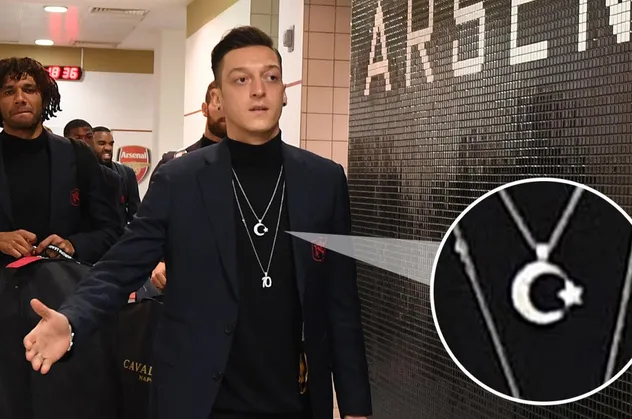 Mesut Özil'in ay-yıldızlı kolyesi Almanları rahatsız etti