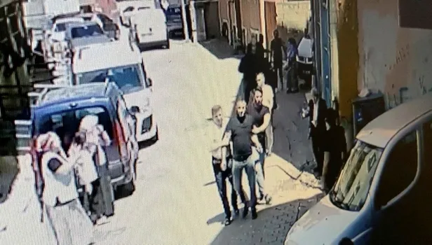 SON DAKİKA: İstanbul’da dehşet anları kamerada: Ev sahibi kiracısını bıçakladı-2