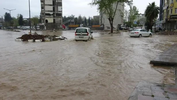 Adıyaman’da sağanak yağış cadde ve sokakları adeta göle çevirdi-4