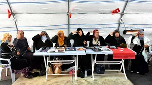 Diyarbakır’da evlat nöbetindeki anneler Mehmetçiğe atkı ördü