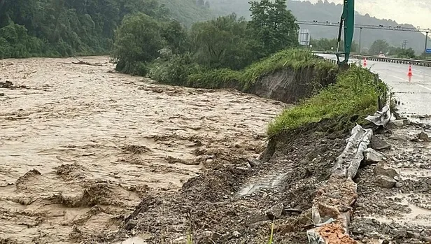 karadeniz-sele-teslim-oldu-dereler-tasti-yollar-gole-dondu-evleri-su-basti-1688947033659.jpeg Karadeniz sele teslim oldu: Dereler taştı, yollar göle döndü, evleri su bastı! Ankara-İstanbul yönü trafiğe kapalı... | Zonguldak, Bartın, Bolu son durum-44