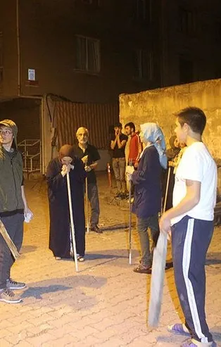 Kağıthane’de mahalleli saldırgan köpeklere karşı gece boyunca sopalarla nöbet tutuyor