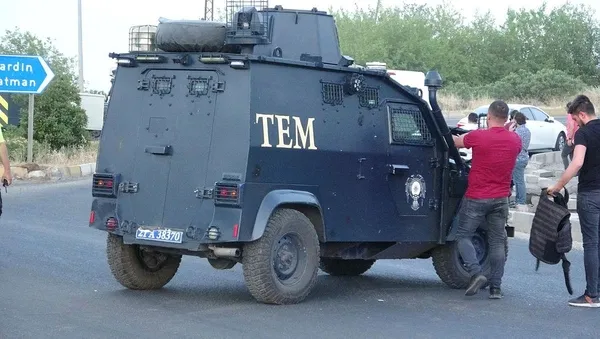 Son dakika: Diyarbakır'da korku dolu anlar! Dur ihtarına uymadı araçtan çanta attı-5