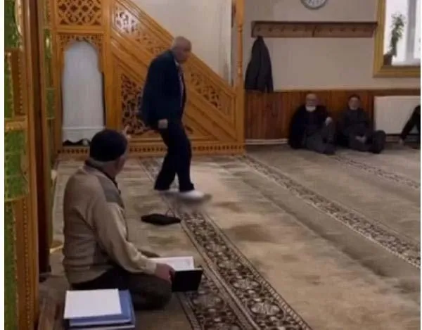 Kur'an-ı Kerim'e alçak saldırı! 3 kez kez öptükten sonra ayağı ile bastı: Gözaltına alındı-3