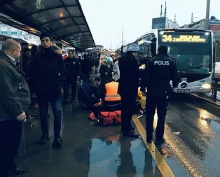 Metrobüsün çarptığı yolcu hayatını kaybetti
