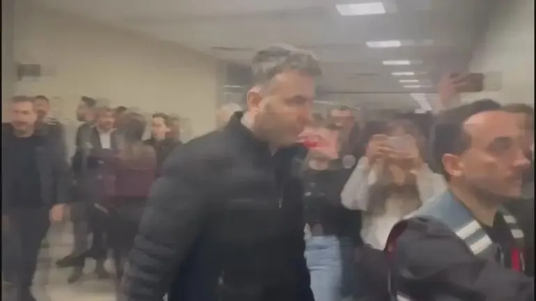 gazeteci-mehmet-akif-ersoya-tahliye-vaadi-dolandiriciligi-4-gozalti-1787927633402.jpeg Mehmet Akif Ersoy’a tahliye vaadi dolandırıcılığı: 4 gözaltı-3