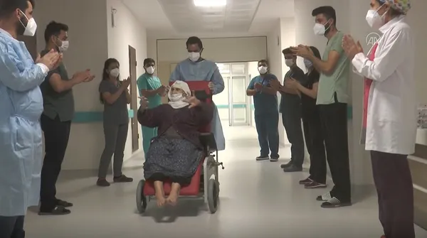 12-cocuk-100u-askin-torun-sahibi-olan-120-yasindaki-kadin-koronavirusu-yendi-1603875082245.jpg 12 çocuk, 100'ü aşkın torun sahibi olan 120 yaşındaki kadın, koronavirüsü yendi-3