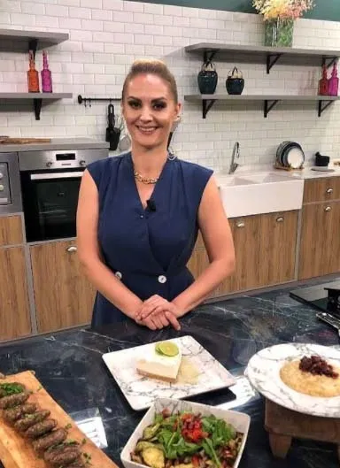 mutfakta-gulsah-var-kimdir-gercek-adi-bakin-neymis-gulsah-senin-nereli-oldugunu-duyunca-inanamayacaksiniz-1633262603015.jpg Gerçek adı bakın neymiş! Mutfakta Gülşah var kimdir? Gülşah Şen'in nereli olduğunu duyunca inanamayacaksınız...-4