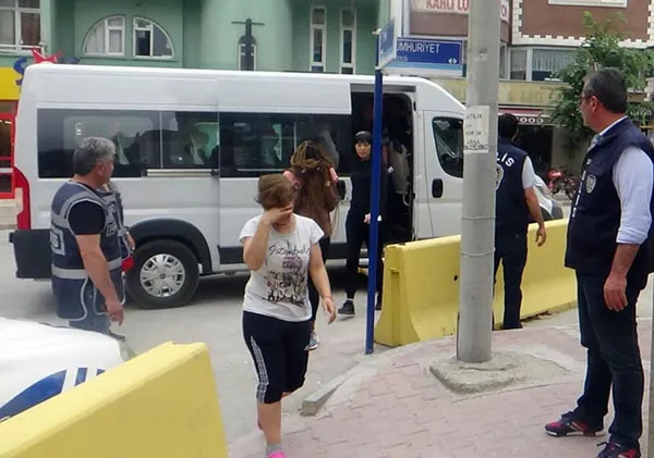 Burdur'da masaj salonundan çıkanlar polisi bile şoke etti-4