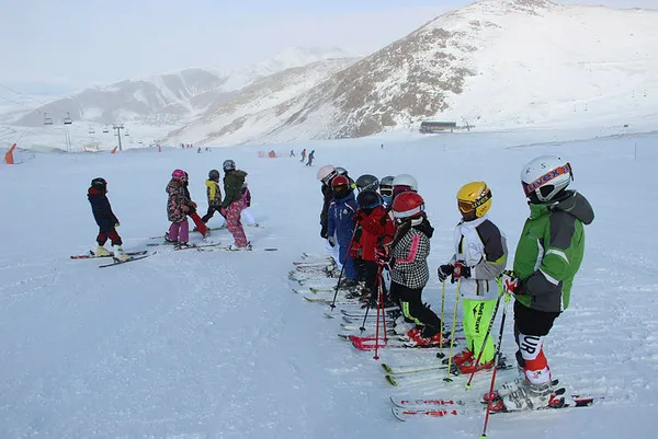 1643783513597.jpg 10 günde 300 bin kişi akın etti! Tatili fırsat bilen Palandöken'e koştu-3