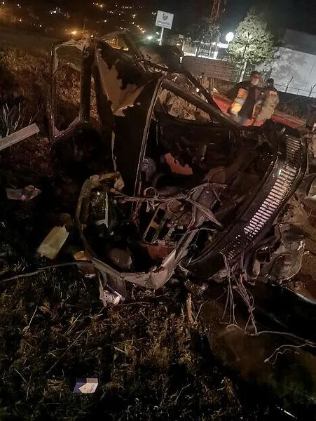 Son dakika: Trabzon'da üç parçaya bölünen araçtan 1 kişinin cansız bedeni çıkarıldı-5