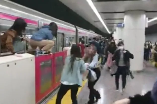 Tokyo’da vahşet! Trendeki yolculara asit ve bıçakla saldırıp vagonu ateşe verdi: 15 yaralı