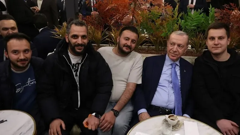 baskan-erdogandan-cankaya-saracoglundan-surpriz-ziyaret-1775725444185.jpeg Başkan Erdoğan'dan Çankaya Saraçoğlu'nda sürpriz ziyaret-3