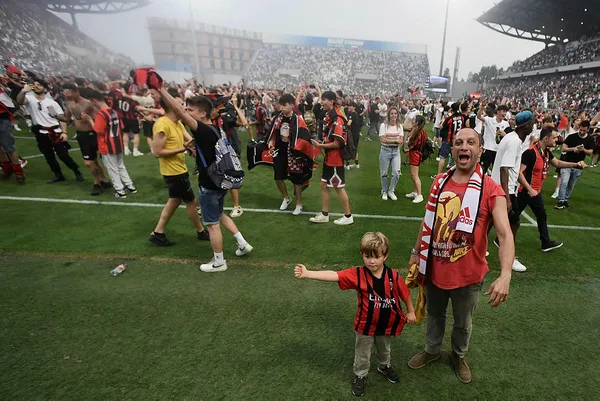 son-dakika-serie-ada-11-yil-aradan-sonra-milan-sampiyon-oldu-interli-hakan-calhanoglu-talihsizligi-1653243668730.jpg Son dakika: Serie A'da 11 yıl aradan sonra Milan şampiyon oldu! Interli Hakan Çalhanoğlu talihsizliği...-2