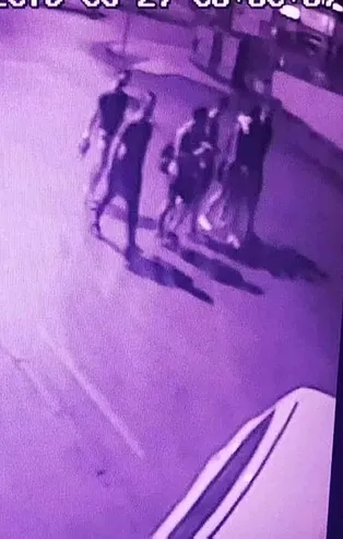 Ümraniye'de halı saha maçından dönen gençlere polisten kaçan otomobilin çarpma anı kamerada