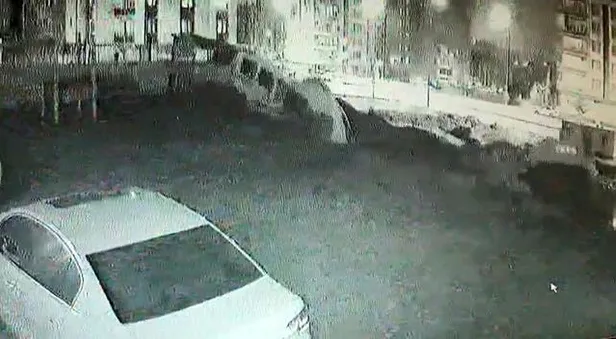 İstinat duvarı çöktü 6 araç uçuruma yuvarlandı! Olay anı saniye saniye kamerada-4