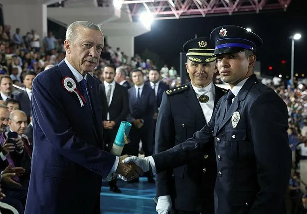 baskan-erdogan-polis-meslek-yuksekokullari-mezuniyet-toreninde-onemli-aciklamalarda-bulundu-1690400068161.jpeg