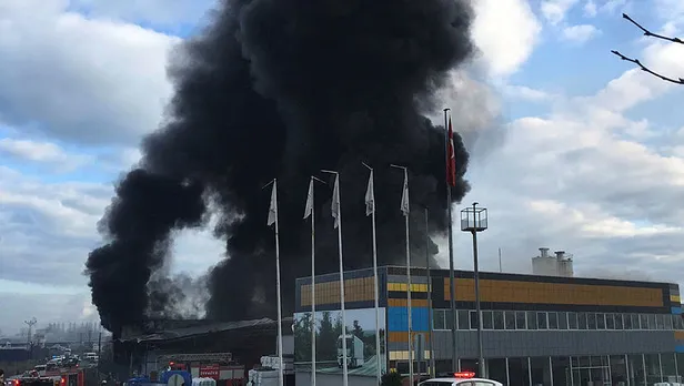 Son dakika haberi: Samsun'da korkutan fabrika yangını! Facianın eşiğinden dönüldü-1