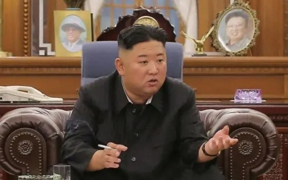 kim-jong-un-kameralar-karsisina-gecti-kilo-vermis-hali-dikkat-cekti-1623237888678.jpg