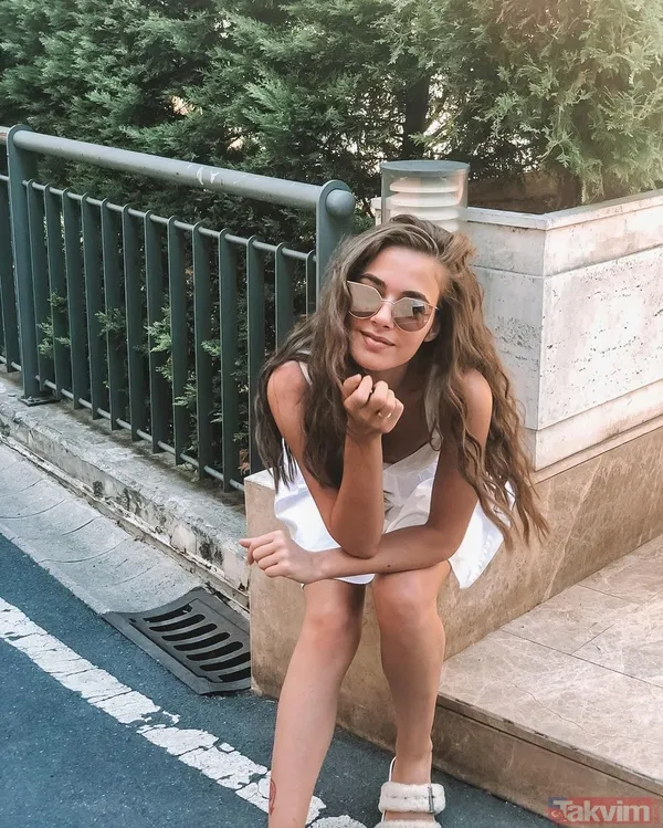 Bensu Soral New York’ta şov yaptı! Ceketini kollarını indirip derin göğüs dekoltesiyle boy gösterdi sosyal medyayı yaktı kavurdu - 2