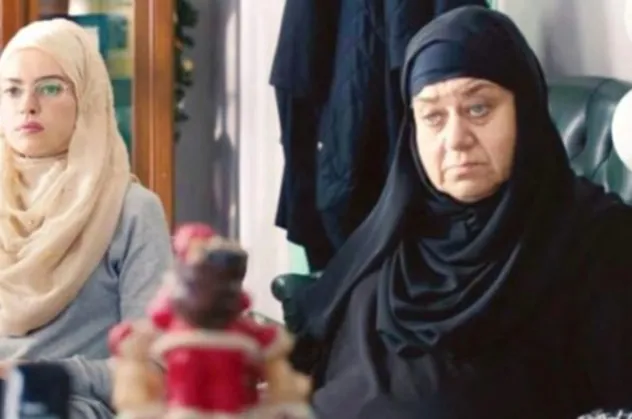 Başörtülülere hakaret eden Serra Yılmaz La Prima Pietra filminde çarşaf giydi