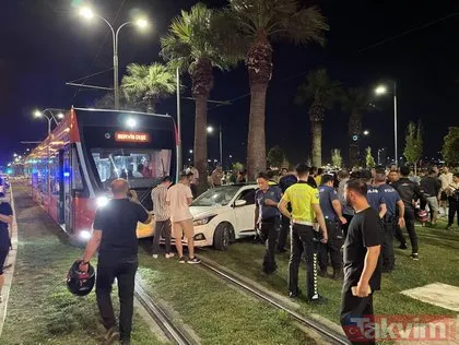 İzmir’de korkutan kaza! Kontrolden çıkan otomobil tramvaya yoluna daldı