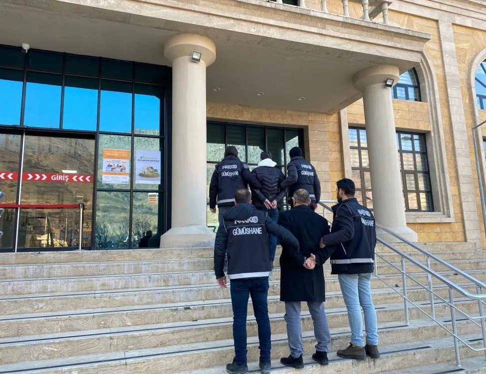 Yolcu otobüsüyle uyuşturucu transferi polise takıldı