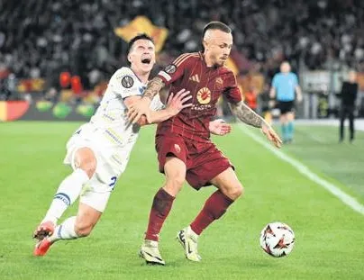 Roma Kiev’i sahasında yıktı