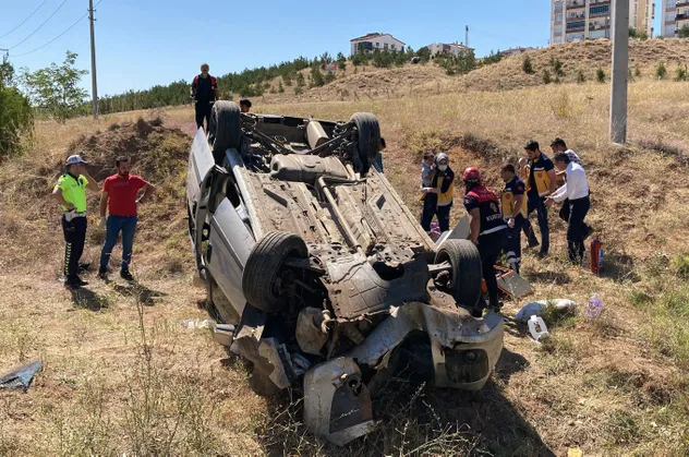 Sivas'ta kontrolden çıkan araç şarampole uçtu: 7 yaralı