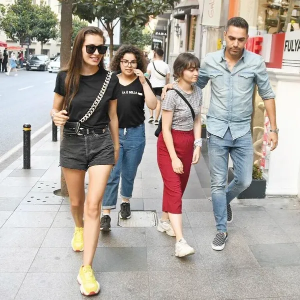 askin-tarifinin-yildizlari-kadir-dogulu-ile-serra-ariturkun-samimiyeti-olay-olmustu-neslihan-atagulden-ilk-aciklama-geldi-1628866244173.jpg Aşkın Tarifi’nin yıldızları Kadir Doğulu ile Serra Arıtürk'ün samimiyeti olay olmuştu! Neslihan Atagül'den ilk açıklama geldi-3