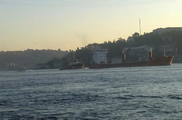 Son dakika: İstanbul Boğazı'nda arızalanan gemi sürüklendi
