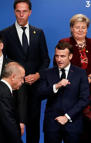 NATO Zirvesine damga vuran anlar! Erdoğan herkesin içinde Macron'u azarladı