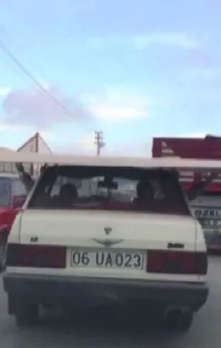 Ankara'da araba üzerinde sunta taşıyan sürücü hayrete düşürdü