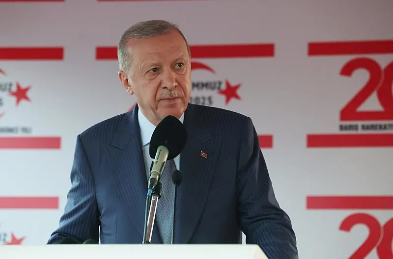 Başkan Recep Tayyip Erdoğan, Kuzey Kıbrıs Türk Cumhuriyeti (KKTC) Dr. Fazıl Küçük Bulvarı'nda düzenlenen 20 Temmuz Barış ve Özgürlük Bayramı Töreniʺne katıldı. (AA)