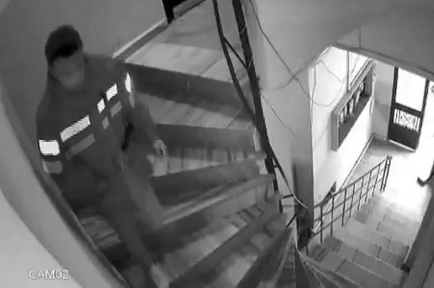 Sipariş götüren kurye apartmana idrarını yaptı! Görüntüleri izleyen apartman sakinleri şoka girdi