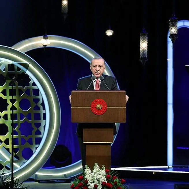 Hayatımızı Kur’an ile süslemek mecburiyetindeyiz.