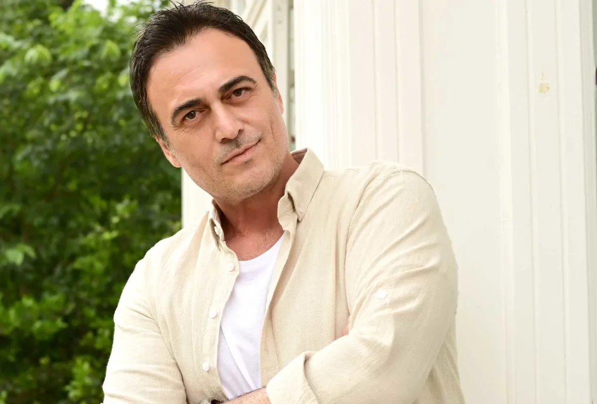 kutsiden-doktorlar-itirafi-o-sahne-yuzunden-20-yildir-beddua-aliyorum-1781165299219.jpeg Konser alanında "Ela'yı neden bıraktın?" diye bağırdılar! Kutsi'den yıllar sonra gelen Doktorlar itirafı ortalığı salladı-6