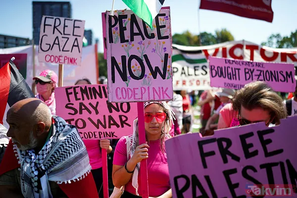 Kamala Harris'in adaylığını ilan edeceği Demokrat Parti Kongresi'nde yüzlerce Filistin destekçisi protesto düzenledi - 13