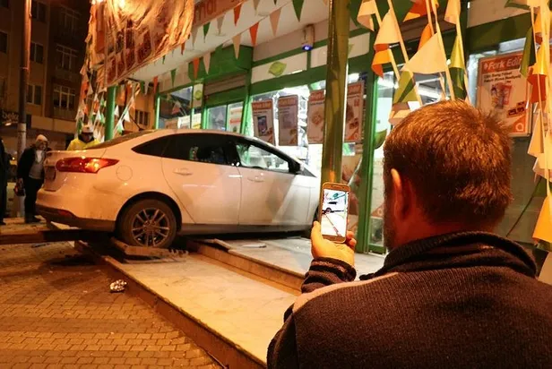 Üsküdar'da otomobil markete girdi-4