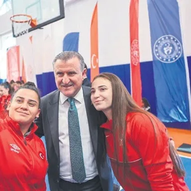 Bakan Bak’tan sporculara tebrik