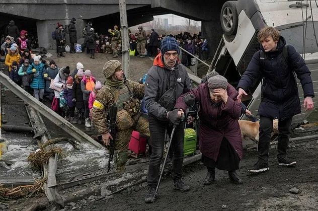 Kadın, çocuk, yaşlı... Kiev'deki tahliye koridorlarından sivillerin geçişi devam ediyor! Araçlarda dikkat çeken yazı
