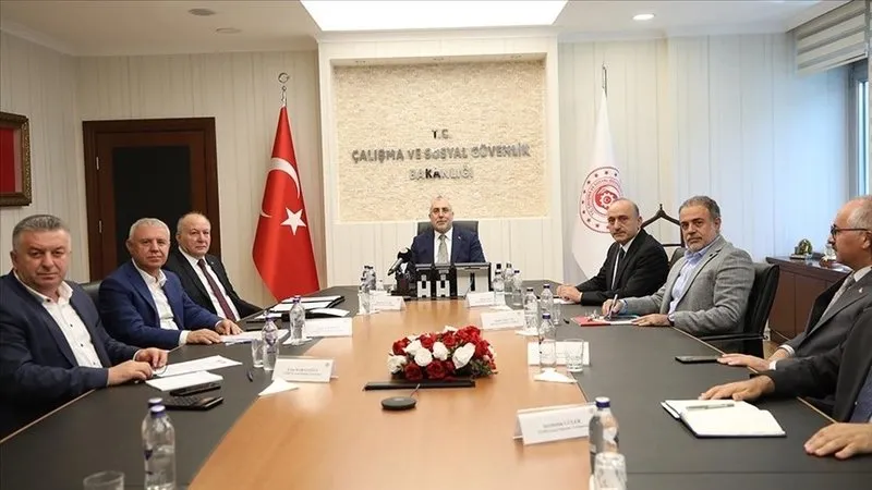 kamu-iscisine-3-zam-teklifi-belli-oldu-yuzde-7lik-revize-geldi-iste-son-oran-1752842500648.jpeg