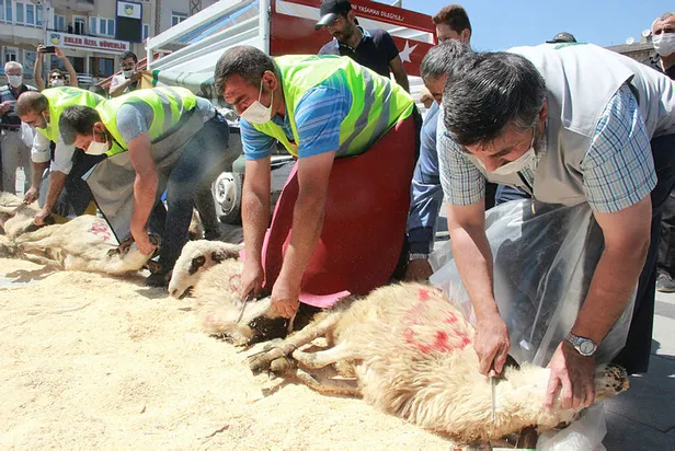 lokmalar-dokuldu-kurbanlar-kesildi-turkiyenin-dort-bir-yaninda-ayasofya-camii-coskusu-1595597862149.jpg Türkiye'nin dört bir yanında Ayasofya Camii coşkusu-3