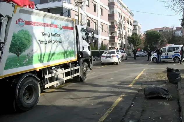 SON DAKİKA: Maltepe'de çöp toplama kavgası! CHP'li İBB ekipleri ile grevdeki işçiler arasında tartışma çıktı