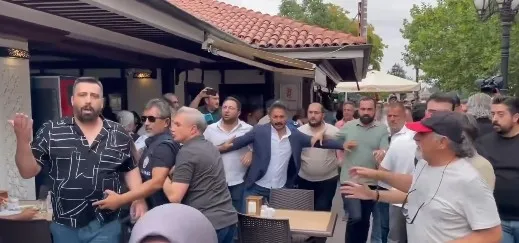 mustafa-sarigulden-cami-onunde-skandal-hareket-vatandasa-tekme-atti-1784899549213.jpeg Mustafa Sarıgül’den cami önünde skandal hareket! Vatandaşa tekme attı-3