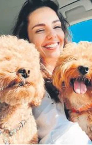 Yağmur Tanrısevsin'den iki sevimli köpeğiyle gülümseten kare