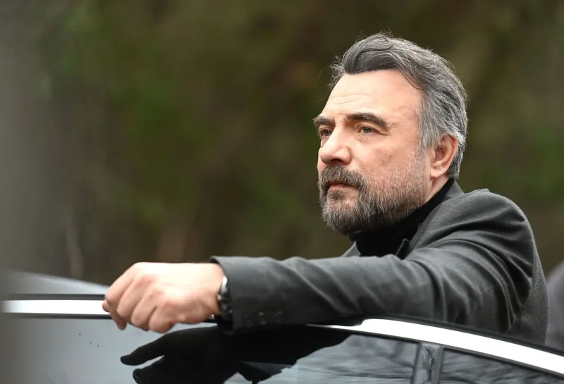 ben-bu-cihana-sigmazamin-63-bolumune-dair-detaylar-ortaya-cikti-erman-koseye-sikisiyor-1711958046461.jpg Ben Bu Cihana Sığmazam’ın 63. bölümüne dair detaylar ortaya çıktı: Erman köşeye sıkışıyor!-5