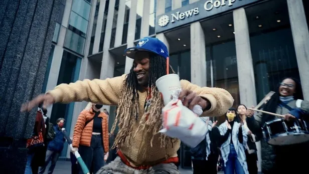 new-york-gazze-icin-ayaklandi-soykirimciyi-destekleyen-gazetelere-baskin-sirketi-basip-yere-kirmizi-boya-attil-1700303976088.jpeg New York Gazze için ayaklandı! Soykırımcıyı destekleyen gazetelere baskın: Şirketi basıp yere kırmızı boya attılar-1